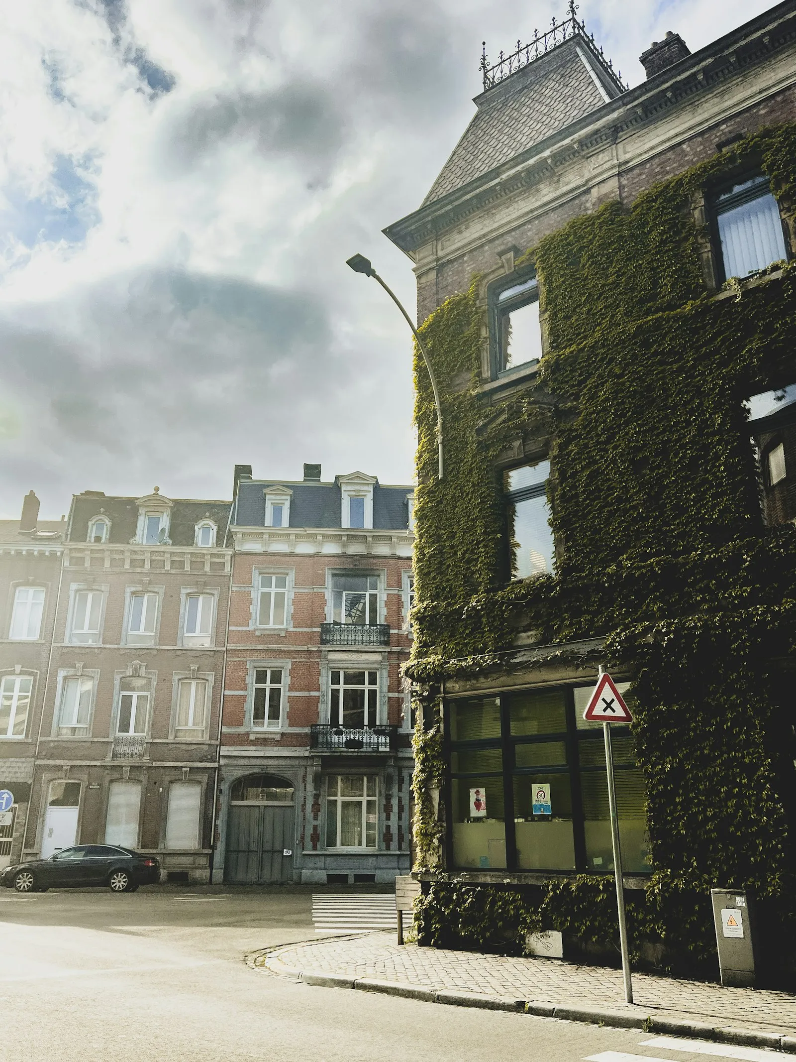 Maisons de maître en brique dans une rue de Liège